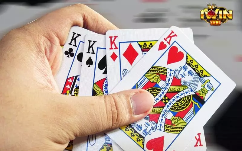 Tứ quý có thể giúp người chơi kiểm soát ván bài và loại bỏ những quân bài lớn của đối thủ